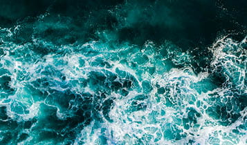 Waves splashing used in Carbon capture storage Ashurst OGCI Report mobile hero